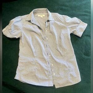 Flattering, short sleeve button down